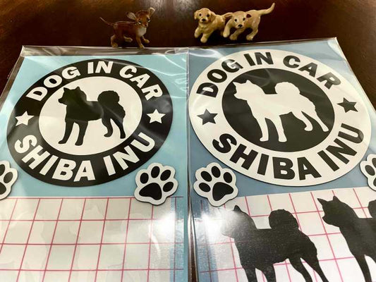 【柴犬】黒と白のマグネットステッカーを比較します